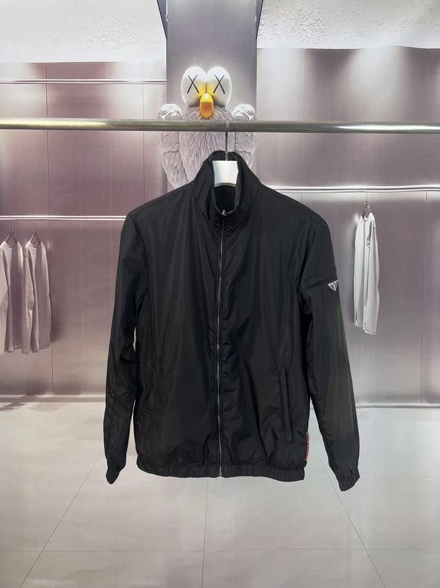 Prada 普拉达 2025秋冬新款 立领风衣夹克外套 袖子拉链口袋三角标刺绣 官网同步 提花拼接设计 原版定做五金拉链 走线工整 上身效果完美 男士休闲外套