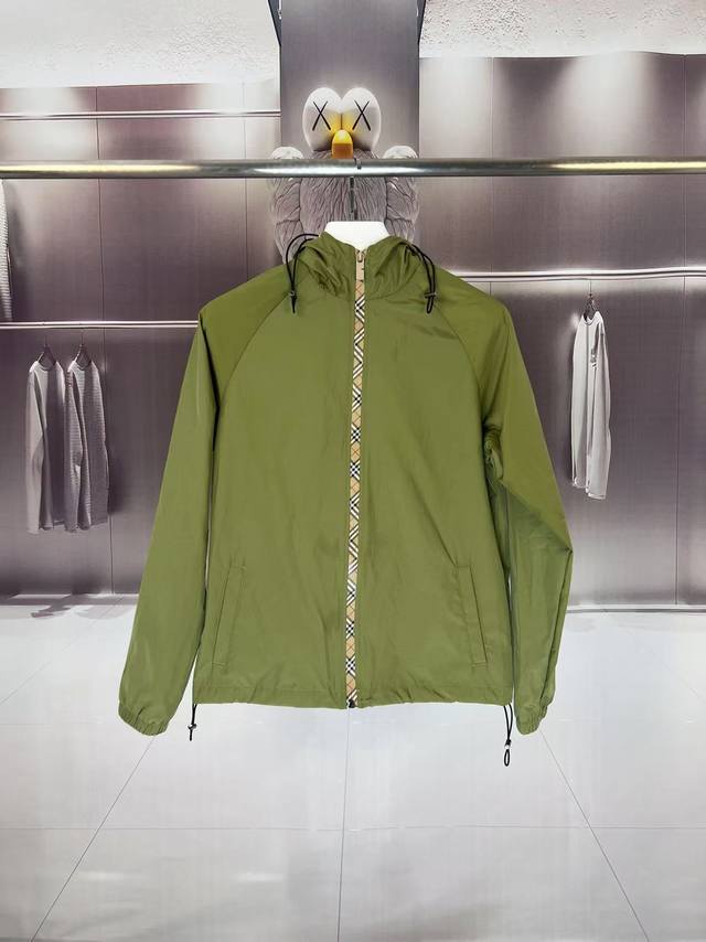 Burberry 巴宝莉 2025秋冬新款Bbr格子条纹拉链 连帽风衣夹克外套 袖子章仔刺绣 官网同步 提花拼接设计 原版定做五金拉链 走线工整 上身效果完美