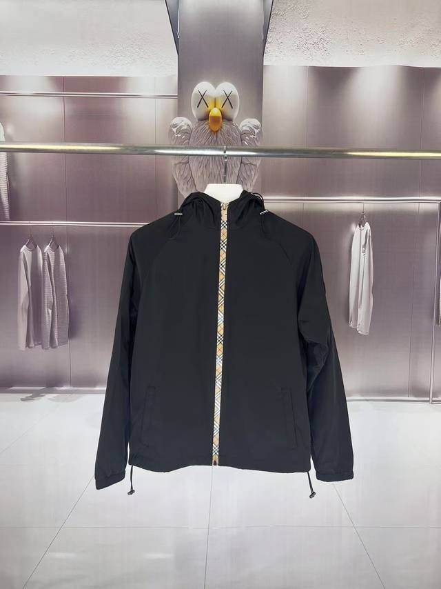 Burberry 巴宝莉 2025秋冬新款Bbr格子条纹拉链 连帽风衣夹克外套 袖子章仔刺绣 官网同步 提花拼接设计 原版定做五金拉链 走线工整 上身效果完美