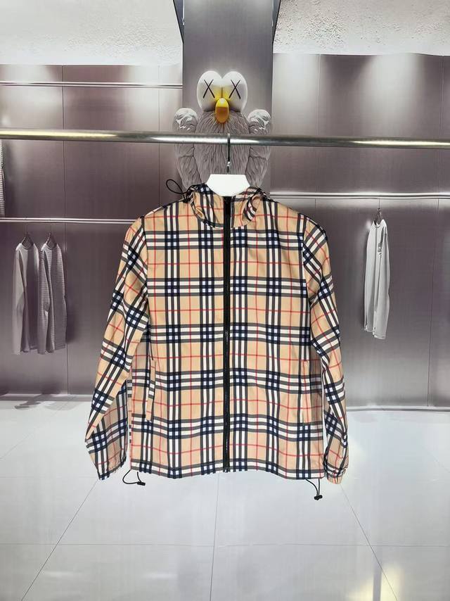 Burberry 巴宝莉 2025秋冬新款Bbr格子条纹 连帽风衣夹克外套 官网同步 提花拼接设计 原版定做五金拉链 走线工整 上身效果完美 男士休闲连帽外套