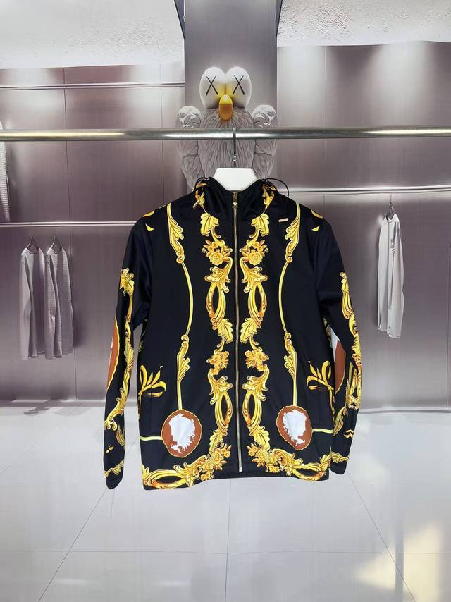 Versace 范思哲 2025秋冬新款连帽风衣夹克外套 美杜莎 官网同步 提花拼接设计 原版定做五金拉链 走线工整 上身效果完美 男士休闲连帽外套 颜色：黑色