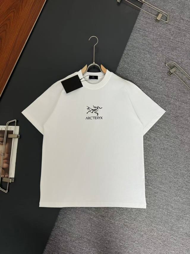 Arc‘Teryx 始祖鸟*320G克重磅厚实透气纯棉T恤宽松版型 发泡印花工艺Logo设计 春夏新款圆领时尚短袖T恤 贴肤舒适，厚实透气，耐看又好穿 原厂工艺