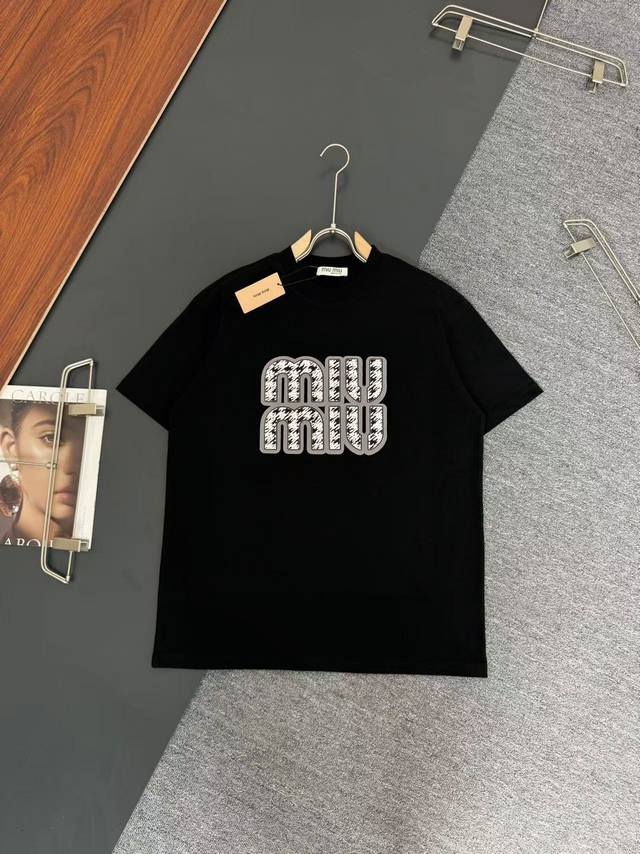 Miu Miu*320G克重磅纯棉T恤宽松版型 重工帆布硅胶工艺Logo设计 春夏新款圆领时尚短袖T恤 贴肤舒适，耐看又好穿 原厂工艺一丝不苟，休闲百搭必备款
