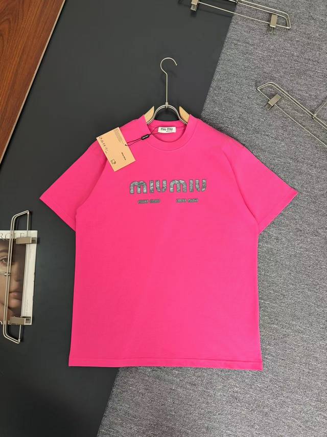 Miumiu*缪缪*320G克重磅纯棉T恤厚实透气宽松版型 重工工艺Logo设计 春夏新款圆领时尚短袖T恤 贴肤舒适，耐看又好穿 原厂工艺一丝不苟，休闲百搭必备