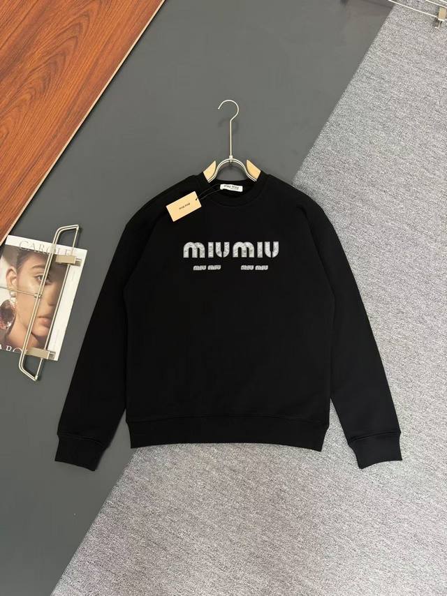 Miu Miu* 重工蚕丝工艺Logo设计 秋冬最新款圆领时尚长袖卫衣 400克纯棉面料！贴肤舒适，耐看又好穿 原厂工艺一丝不苟，休闲百搭必备款 颜色：白色 黑