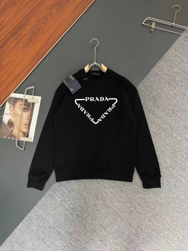 Prada *普拉达* 秋冬最新款圆领时尚长袖卫衣，印花工艺Logo设计，400克纯棉面料！贴肤舒适，耐看又好穿，原厂工艺一丝不苟，休闲百搭必备款 码数 S M