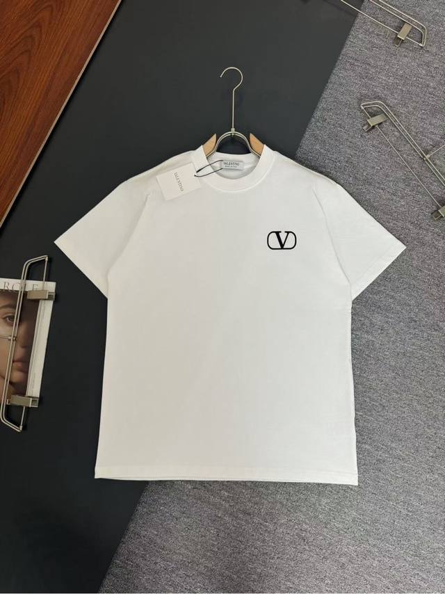Valentino*华伦天奴*320G克重磅厚实透气宽松版型 硅胶工艺Logo设计 春夏新款圆领时尚短袖T恤 贴肤舒适，耐看又好穿 原厂工艺一丝不苟，休闲百搭必
