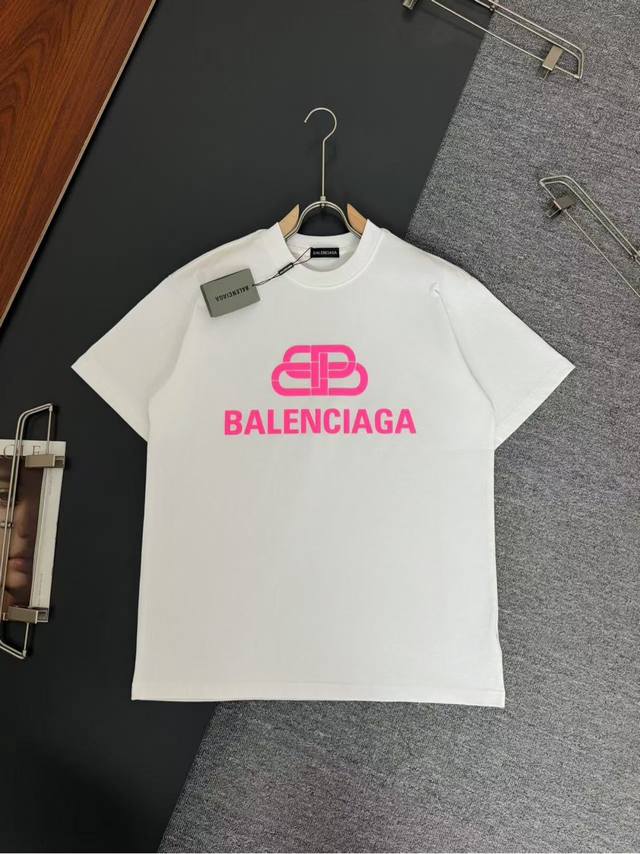 Balenciaga*巴黎世家*320G克重磅纯棉T恤厚实透气宽松版型 发泡工艺Logo设计 春夏新款圆领时尚短袖T恤 贴肤舒适，耐看又好穿 原厂工艺一丝不苟，