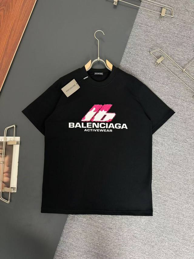 Balenciaga*巴黎世家*320G克重磅纯棉T恤厚实透气宽松版型 重工硅胶工艺Logo设计 春夏新款圆领时尚短袖T恤 贴肤舒适，耐看又好穿 原厂工艺一丝不