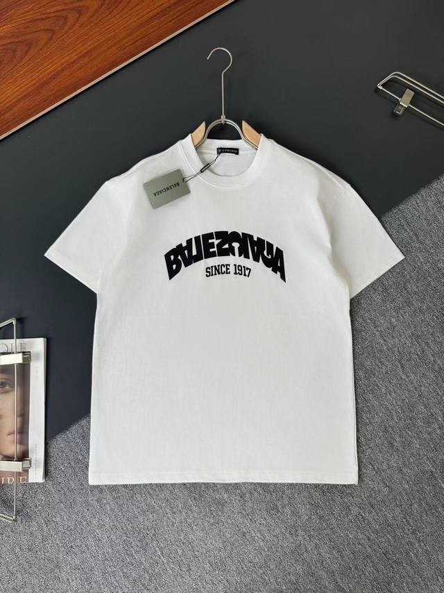 Balenciaga * 巴黎世家* 春夏最新款圆领时尚短袖T恤，重克纯棉双纱纯棉面料！贴肤舒适，耐看又好穿，厚板硅胶工艺设计，原厂工艺一丝不苟，休闲百搭必备款