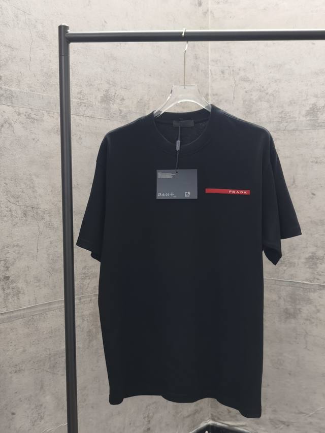 Prada*普拉达 春夏新款金属三角标贴胶T恤 定制280克32支全棉双纱紧密爽滑面料 布面干净 布纹清晰 手感非常细腻扎实 更加力挺 舒适透气不易变形不易褶皱