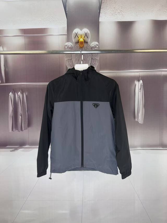 Prada 普拉达 2025秋冬新款 撞色拼接 连帽风衣夹克外套 官网同步 胸前三角标设计 原版定做五金纽扣 走线工整 上身效果完美 男士休闲外套 颜色：灰黑色