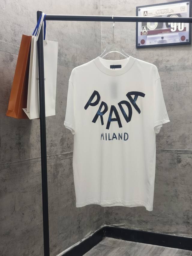 Prada*普拉达 春夏新款Logo印花T恤 定制280克32支全棉双纱紧密爽滑面料 布面干净 布纹清晰 手感非常细腻扎实 更加力挺 舒适透气不易变形不易褶皱