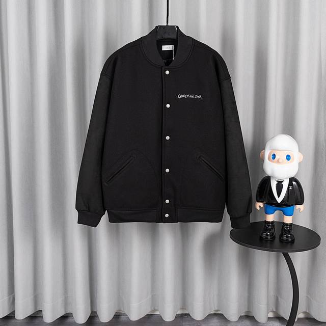 Dior迪奥2025Ss走秀款棒球服外套夹克 订购原版开模 历时一个月终于出货了，简直太爱了 上身真的超级帅。抖音某博主讲今年Lv新出的会成为未来的趋势，随意翻