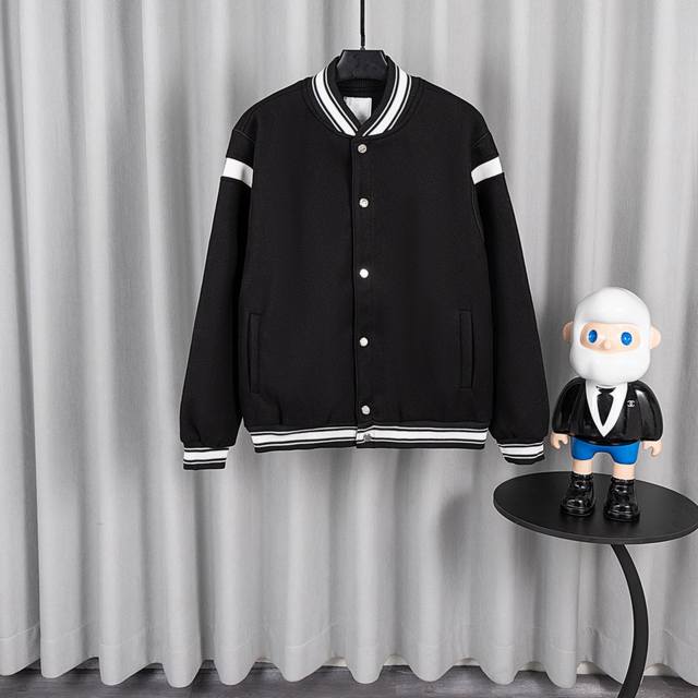 Gvc纪梵希24Ss棒球服夹克外套 秋冬新款60%羊毛+40%有机棉定制羊毛呢厚度适中，袖臂为人造仿小羊皮Pu 上色，水洗，纹路保留了原有的颗粒结构！厚实饱满圆
