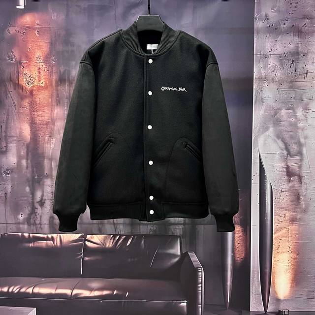 款号S60 Dior2025Ss走秀款棒球服外套夹克 采用毛巾绣工艺 一比一还原五金配件， 釆用重磅龙凤尼面料，舒适高档 M L Xl Xxl