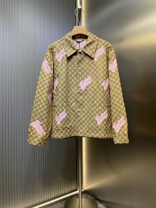Gucci 2025Ss早秋新款满印提花棉质休闲外套，满身互扣Logo图案正面对称贴布口袋粉色字母Logo刺绣内里呼应粉色里布、金属拉链按扣开合下摆抽绳细节、休