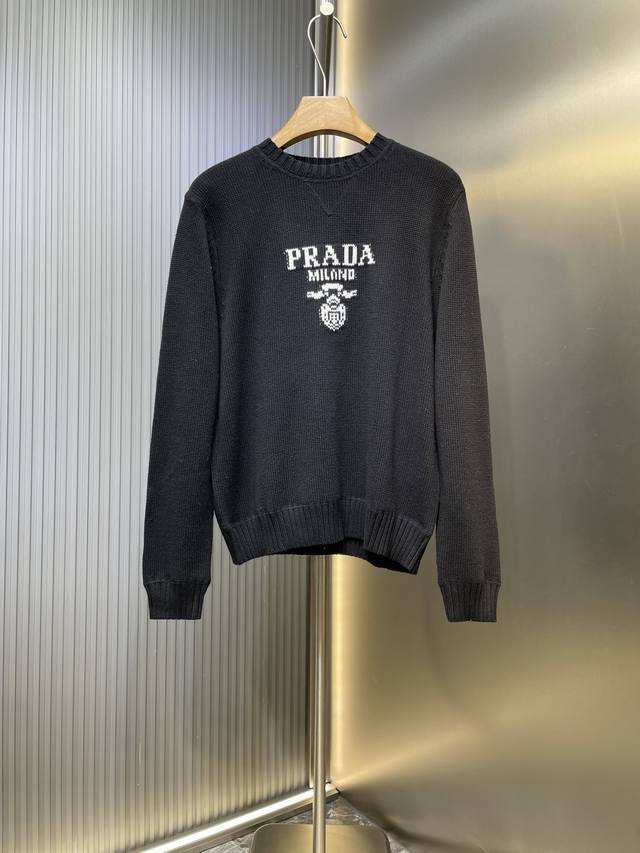 Prada 提花圆领毛衣 定织韵55°绒奢羊绒毛料 质感十足 舒适贴肤 以高级灰为底 深沉而不失优雅 黑色提花作笔 勾勒出一幅意式奢尚的绝美画卷 标志性Prad