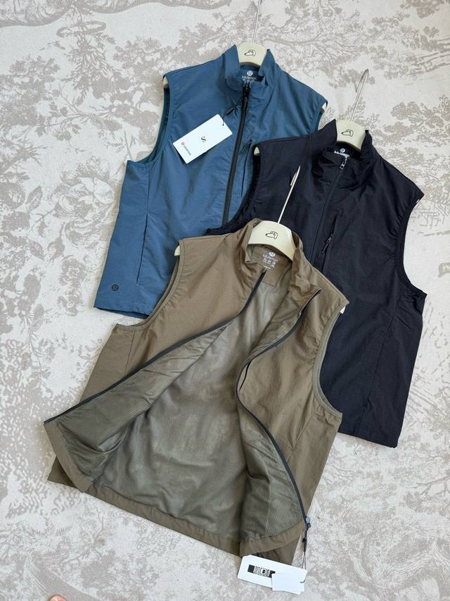 Lululemon 露露25春夏新品！男士户外运动休闲多功能梭织马甲！掌柜力荐！线上线下同步！代工厂P出品！客供梭织面料！防风防水！内里网衬！面料手感清爽顺滑透