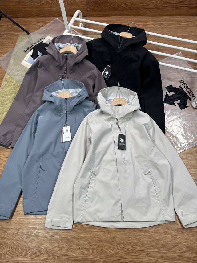供 控 Descente迪桑特都市通勤男女同款全压胶版本防风防水外套冲锋衣 高端款业界扛把子货进口科技三防记忆面料3D立体裁剪帽沿、门襟、口袋采用压胶工艺 内里