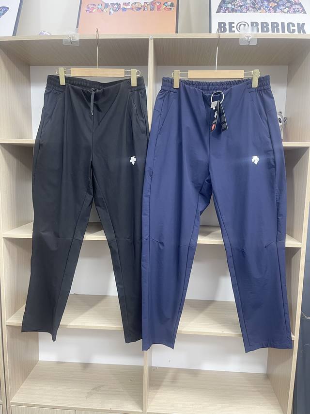 供 控控 Descente 迪桑特男士健身抽绳梭织长裤男裤 四面弹力 天丝皮肤梭织速干面料+网眼面料拼接合身款 现货款，男士运动户外直筒瘦腿速干裤，拼接后腰位置