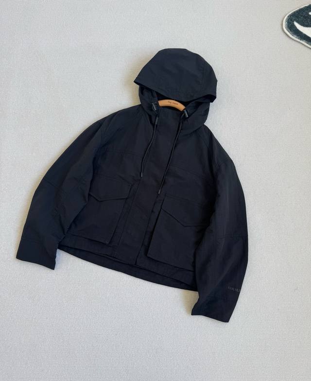 Hooded 女士多功能连帽外套 Lululemonlw4Ci0S 商品信息 可调节下摆 内侧便捷口袋 袖口可调节 前侧按扣闭合 下方带安全拉链 晴雨皆宜，轻松