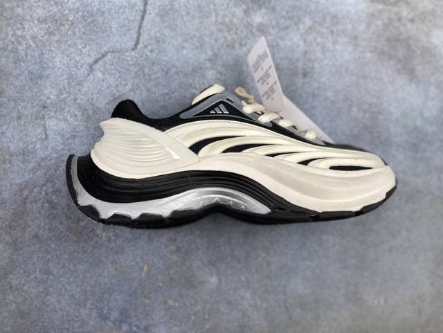 Adidas Xlg Mtw 白黑色 设计上融合了复古与现代风格。鞋面采用极具视觉冲击力。鞋身运用透气网布材质，保证了穿着时的干爽舒适。厚实的鞋底不仅提供良好的