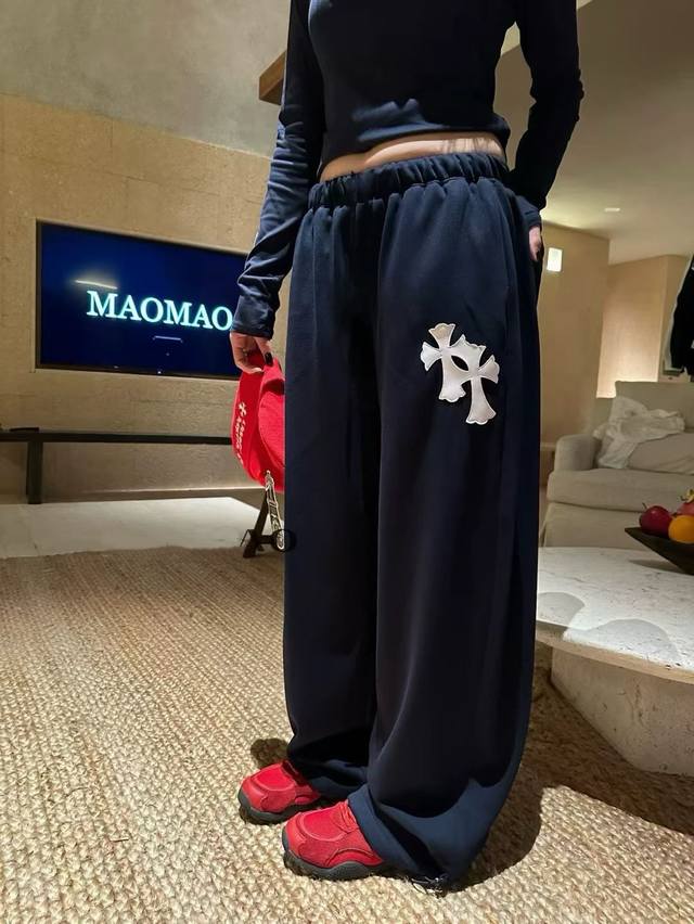 Model上新 克罗心新款十字架直筒休闲阔腿裤 穿上秒变大长腿的藏青卫裤真的好好看 Ch十字架胶浆环保印花 质感满满的～ 重磅360G面料 手感舒服可以直接入秋