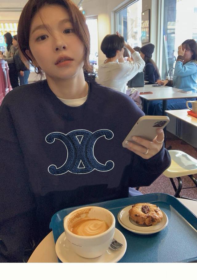 Model上新 Celine赛琳刺绣新款凯旋门藏青色圆领卫衣 一眼沦陷的高级藏青幸运凯旋门上线 好喜欢这种经典款 永远高级不会花里胡哨 是很正的深藏蓝～随便拍拍