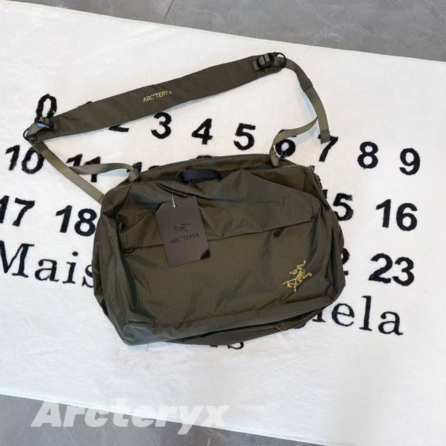 發 -Arcteryx始祖鸟Lon Gear 超轻40L斜挎旅行包 -面料：原版一比一定织定染 D网格尼龙面料。轻量，强韧，防泼水。 -辅料：原版拆解开发，一比