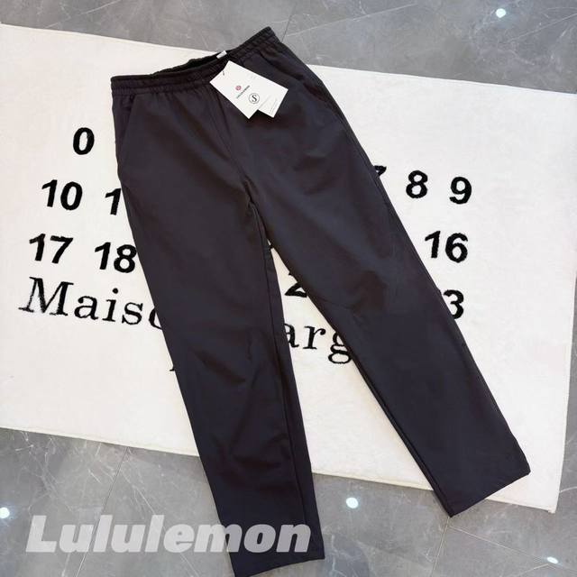 發 -Lululemon露露乐蒙 男士三色神裤 -面料：原版一比一定织定染抗皱速干面料。 -辅料：原版拆解开发，一比一定制的小标，领标，水洗，吊牌，五金等等。