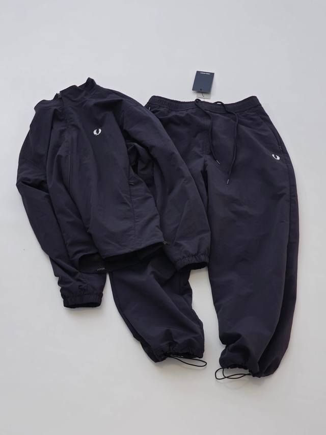 Beams X Fred Perry别注款复古运动套装上衣 大身采用轻量防水的塔斯兰尼龙面料 内里透气网布 下摆抽绳调节 内门襟开口袋 门襟拉头正反面都带刻字L