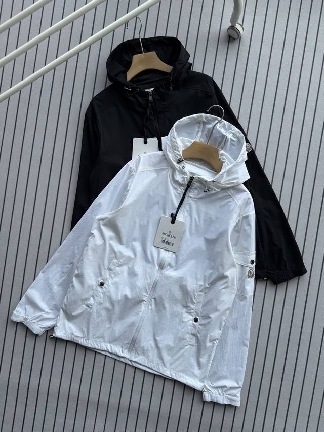 Moncler Etiache男士连帽皮肤衣 都市与户外的双重防护，演绎低调奢华 科技面料加持：采用紧致纳米科技功能性面料，兼具防风、防雨、透气、耐磨特性，满足
