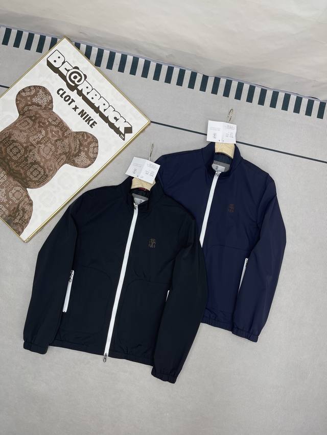 Brunello Cucinelli 布鲁奈罗 库奇内利2025秋季新品男士Bc老钱风立领刺绣休闲夹克外套。 Brunello Cucinelli，低调奢华的天
