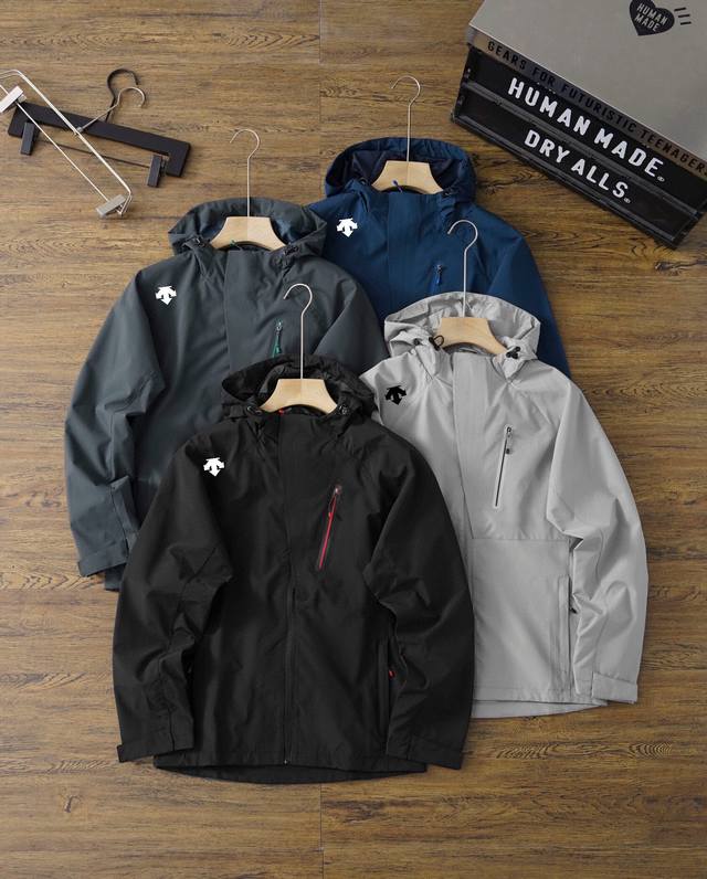 颜色：黑色，牛仔蓝，墨绿，浅灰色 尺码：L，Xl，Xxl，3Xl，4Xl，5Xl 秋季新款 小D家专业户外胸前压胶拉链口袋 一线户外大厂出品 户外冲锋衣 冲锋衣
