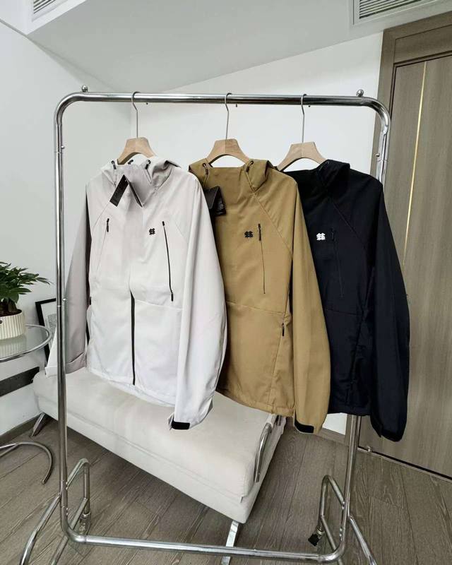 户外三防！高端必入！ 科隆 Kolon Sport 24Ss新品 秋款户外休闲外套 防风水透气轻量硬壳冲锋衣 男女同款 产品特性： 三层压胶技术，防风雨，防静电