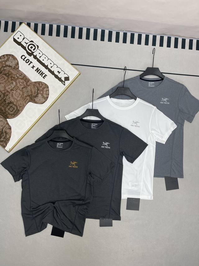 Arc’Teryx 始祖鸟2025夏装新款无逢反光大Logo高弹力速干冰丝短袖。 户外功能性面料 77的聚酯纤维23的氨纶 ，不起球 不退色 不变形 透气性高