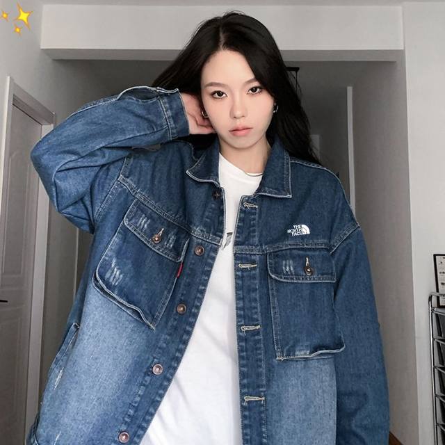 北面The North Face早秋新款牛仔外套上新：2025新款情侣男女款牛仔外套！ 又到穿各种小外套的季节，实物会被疯狂种草的一件，非常精致啦洗水色超特别的