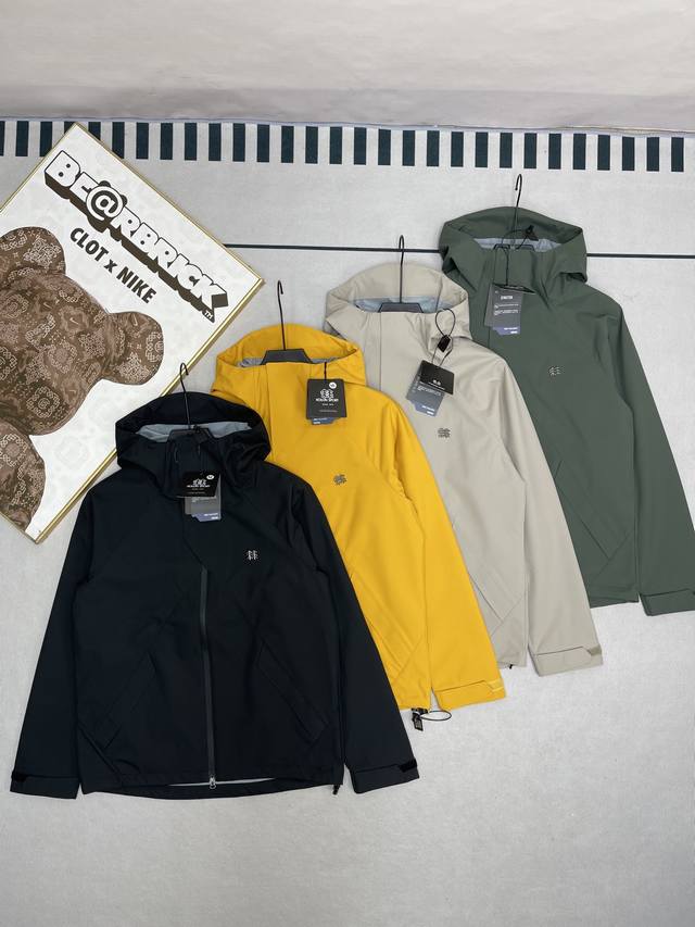 可隆Kolonsport春款金属标外套新品防风水透气轻量软壳冲锋衣明星同款， 柜款夹克，新款在售3900+高品质金属Logo 科技面料防风防水，轻量化设计，宽松