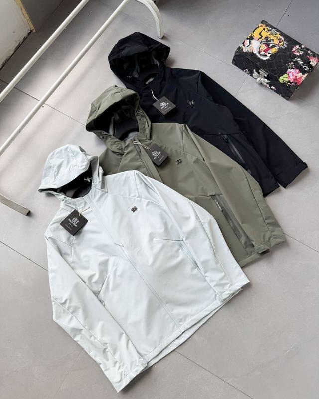 可隆Kolonsport春款金属标外套新品防风水透气轻量软壳冲锋衣男女同款， 柜款夹克，新款在售3900+高品质金属Logo 科技面料防风防水，轻量化设计，宽松