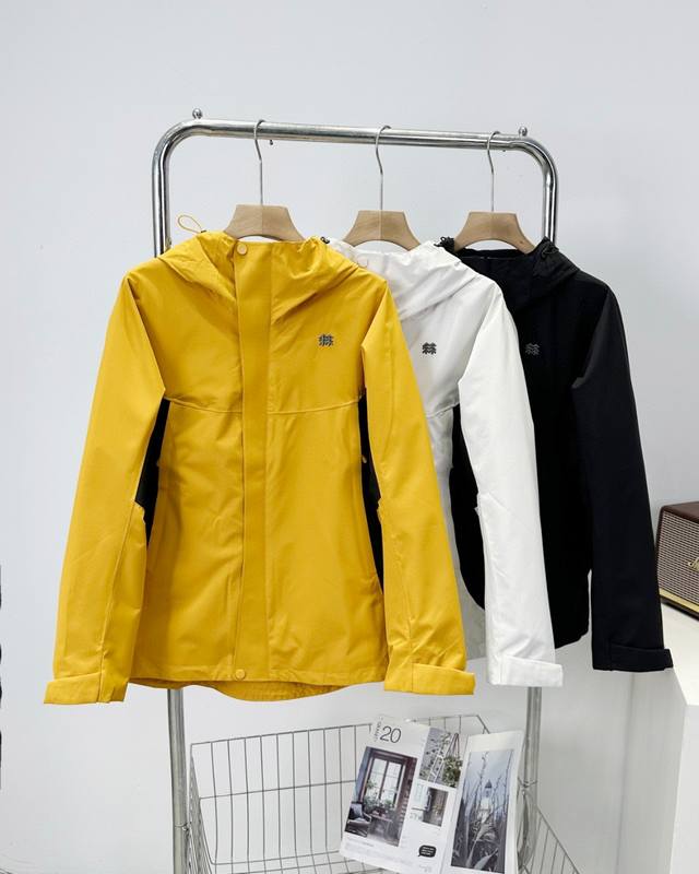 可隆 Kolon Sport 秋款户外压胶休闲连帽外套！！！ 柜款夹克 冲锋衣上新 25秋款 新款在售3900+ 高品质 ，科技面料 防风防水 ，轻量化设计 ，