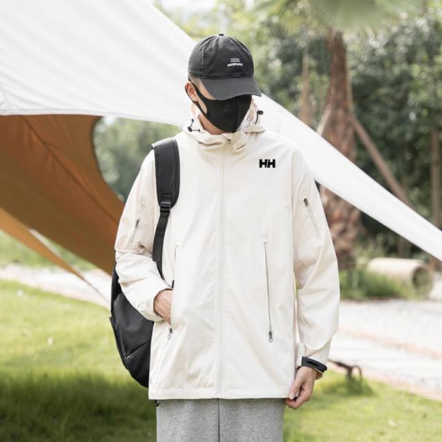 Hh情侣款户外防风防雨高性能冲锋衣 连帽外套夹克 多场合穿着，功能性与款式设计风格都可以在任何环境中游刃有余，展现靓男美女穿衣品味，定制专属高密度梭织面料，悬垂