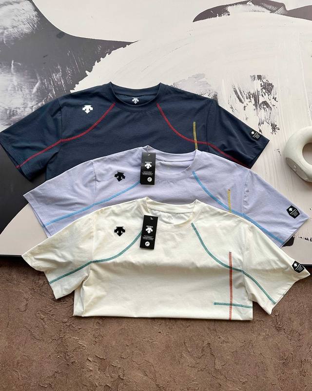 上新 Descente 迪桑特夏季新款多巴胺立体Logo明线撞色设计短袖户外速干透气 四针六线 短袖T恤！ 吸湿透气 防晒短袖T恤 不惧汗湿 干爽随行 撞色蓬缝