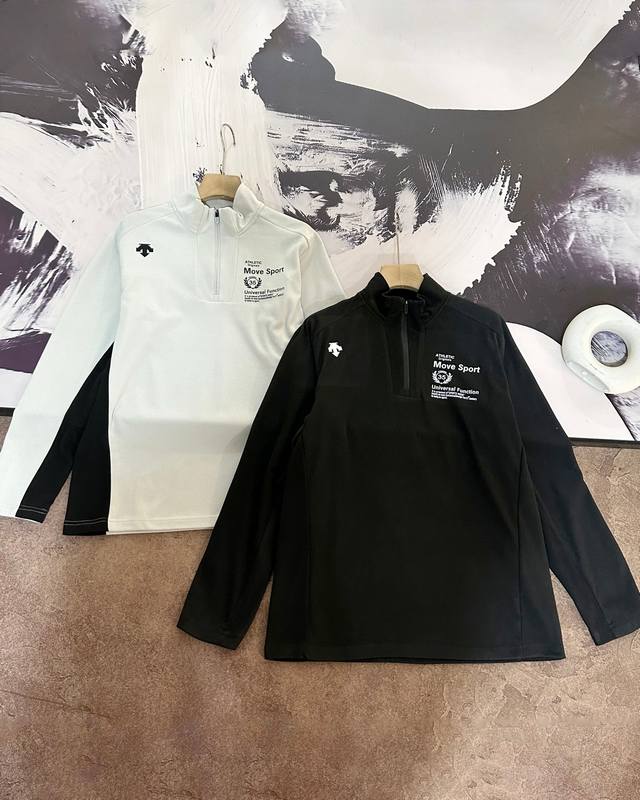 上新 Descente 迪桑特24冬季新品 舒适保暖半拉链卫衣！！！ 右上方印有迪桑特标志，小小的标志低调而又有一番风味。左胸位置印有迪桑特特定款款印花，给单调