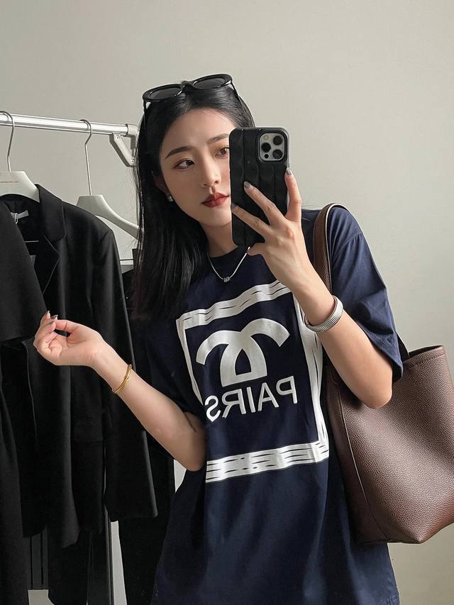 特价 不退换 Chanel香奈儿新款中古限定发泡图案藏青短袖T 好喜欢藏蓝色也太显白了吧 今年香奶奶的T恤真的好好康 超美 胸前图案是发泡工艺摸起来鼓鼓的 细节