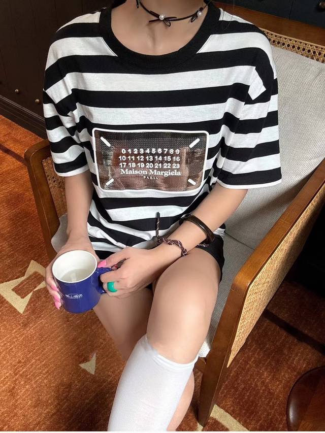 特价 不退换 Maison Margiela马吉拉限定重工贴布刺绣镭射Logo黑白条短袖T 今天被说是行走的斑马纹Hhh日常高级穿～ 条纹T真的嘎嘎显瘦 一眼爱