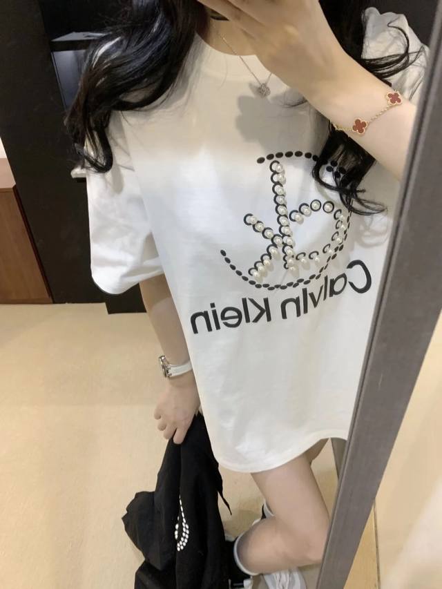 特价 不退换 新款Ck限定珍珠烫钻图案Logo短袖T 温柔小姐姐上线喜欢这个小珍珠！！ 好特别的一件重工T恤 温柔又好看～ 白色无敌可爱减龄高级感也直接拉满 精