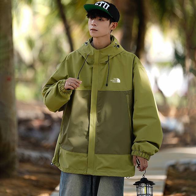 上新 北面Tnf24最新款拼接冲锋衣户外夹克外套，男女同款，户外登山外套，最新科技面料，轻薄而耐磨，防风防水且透气，适合多种活动穿着，经典印花Logo，做工精细