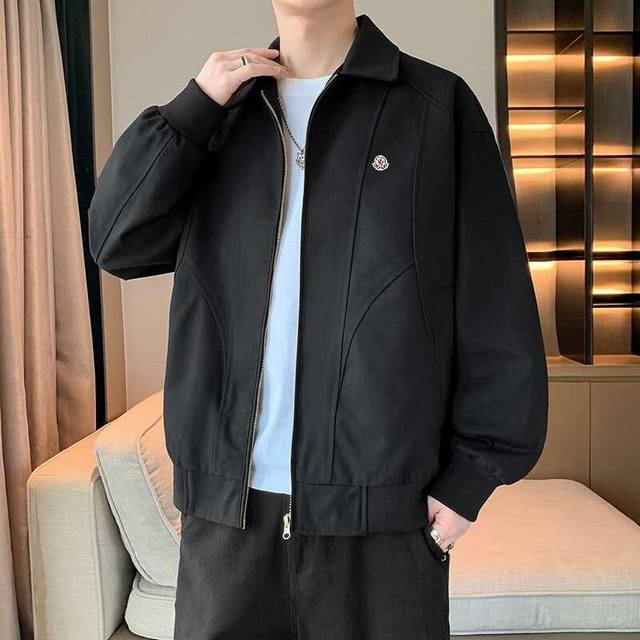Moncler 蒙口春秋新款情侣款翻领户外全棉夹克外套。 顶级成衣高标准制作，意大利定制成衣面料，手感细腻柔软，上身挺括有型，质感达到天然的舒适感，面料的延续性
