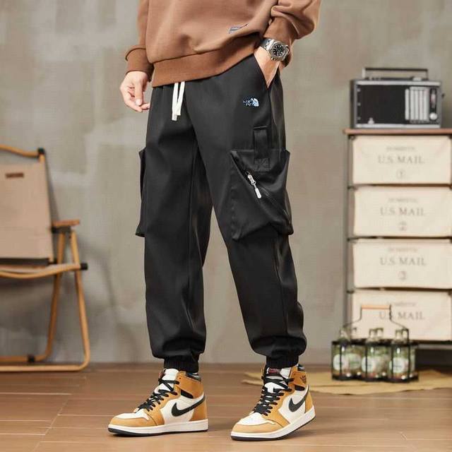 The North Face 北面春秋新款常规款Ins潮牌机车大口袋束脚工装裤直筒伞兵工装裤。 宽松潮流工装裤 欧版潮流系列，情侣款，刺绣Logo， 防风防水，